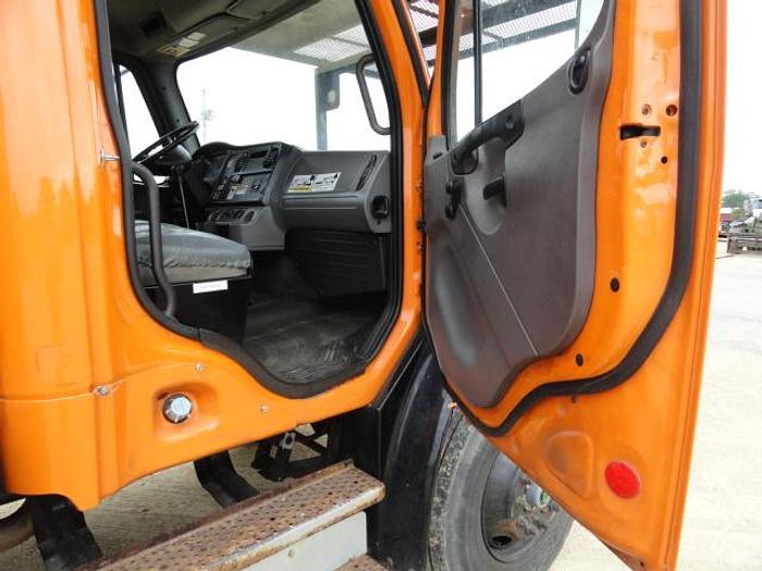 Used 2011 FREIGHTLINER BUSINESS CLASS M2 106
