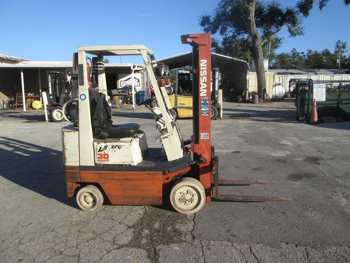 Used Nissan 3000 LB Forklift