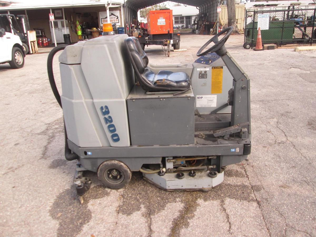 Used Advanced 3200 Floor Scrubber