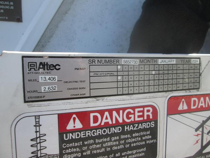 Used 2012 International 7400 Digger Derrick Truck