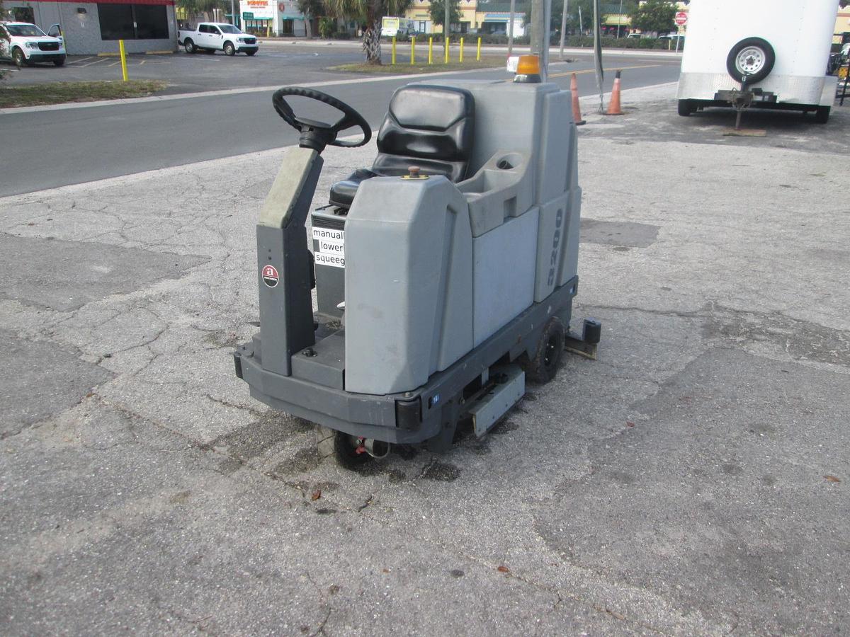 Used Advanced 3200 Floor Scrubber