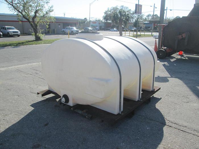 Used 1000 Gallon Poly Tank on Skid