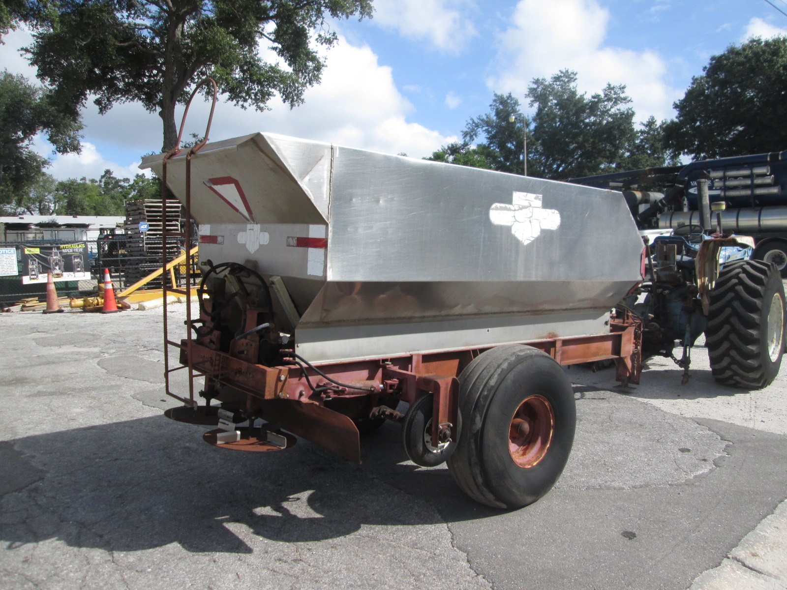 Used 5 Ton Killebrew Fertilizer Spreader