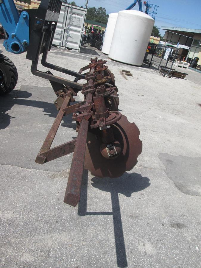 Used 17' 3 Row Hiller