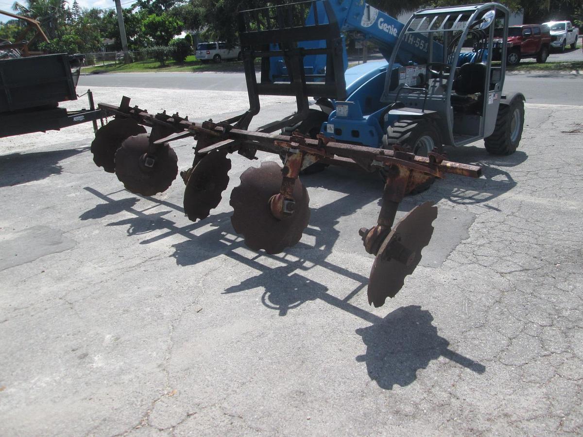 Used 17' 3 Row Hiller