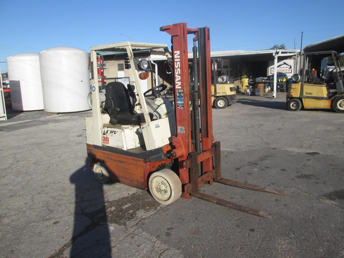 Used Nissan 3000 LB Forklift