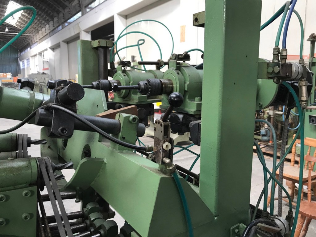 Usato Foratrice per forare in contemporanea sedili e spalliere