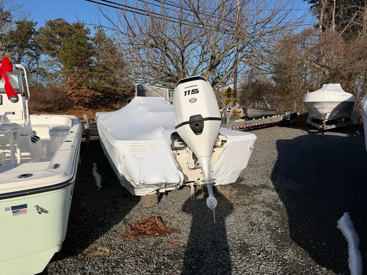 Used 2026 Sundance DX20 115HP Honda White Center Console.