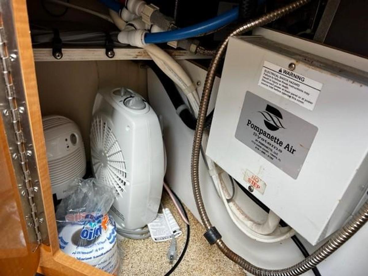 Used 2010 Larson 274 Cabrio