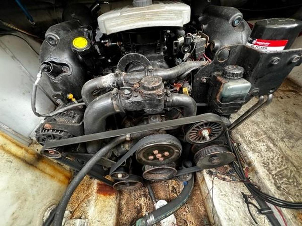 Used 2010 Larson 274 Cabrio