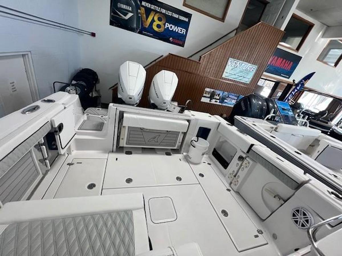 Used 2024 Blackfin 302 DC