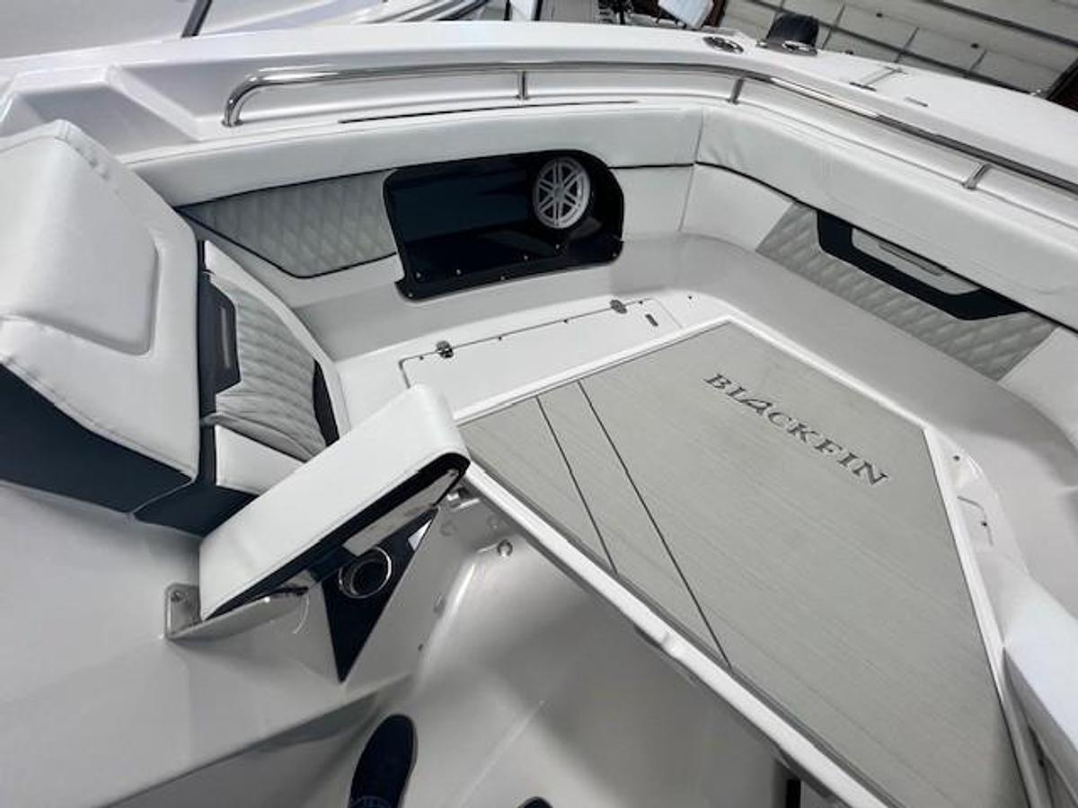 Used 2024 Blackfin 302 DC