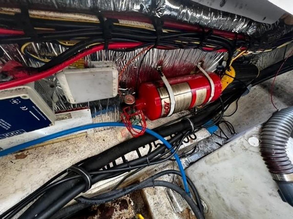 Used 2010 Larson 274 Cabrio