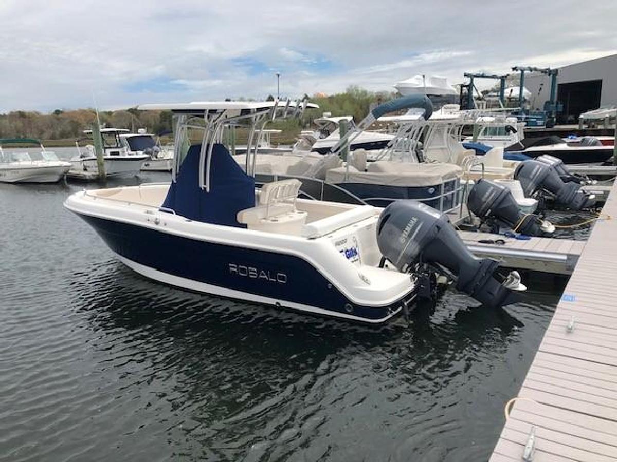 Used 2017 Robalo 222