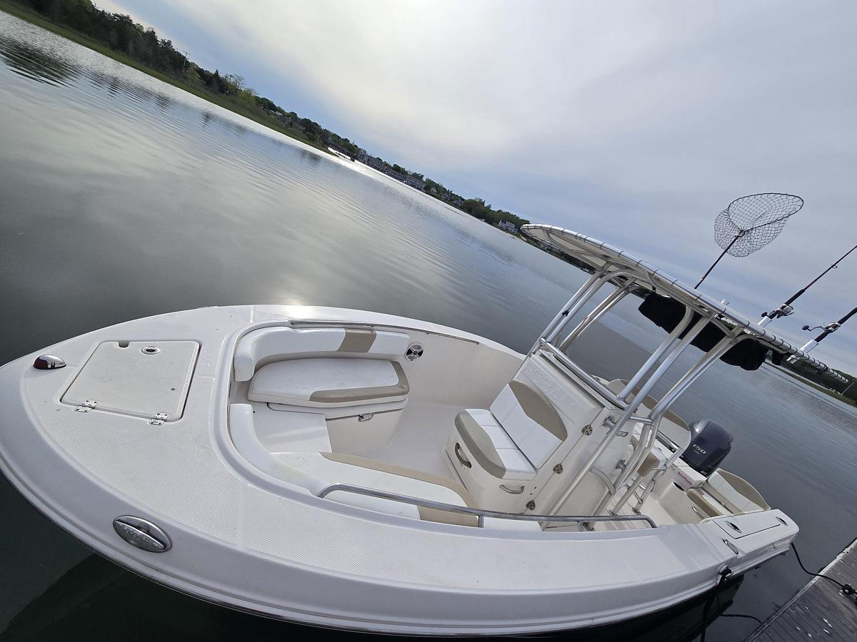 Used 2018 Robalo R200