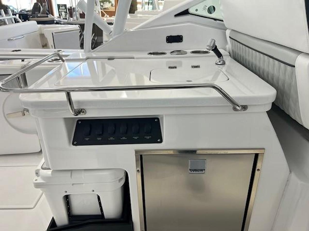 Used 2024 Blackfin 302 DC