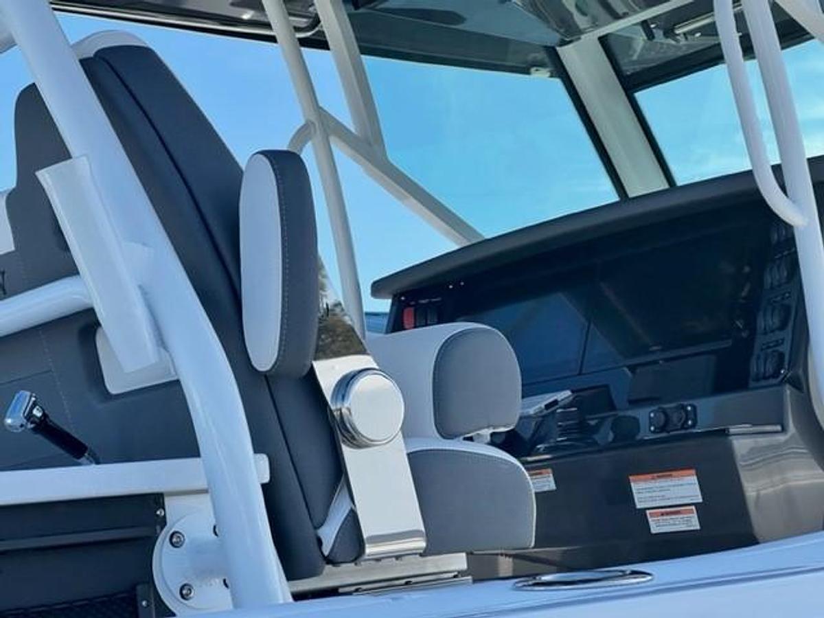 Used 2022 Blackfin 332 CC