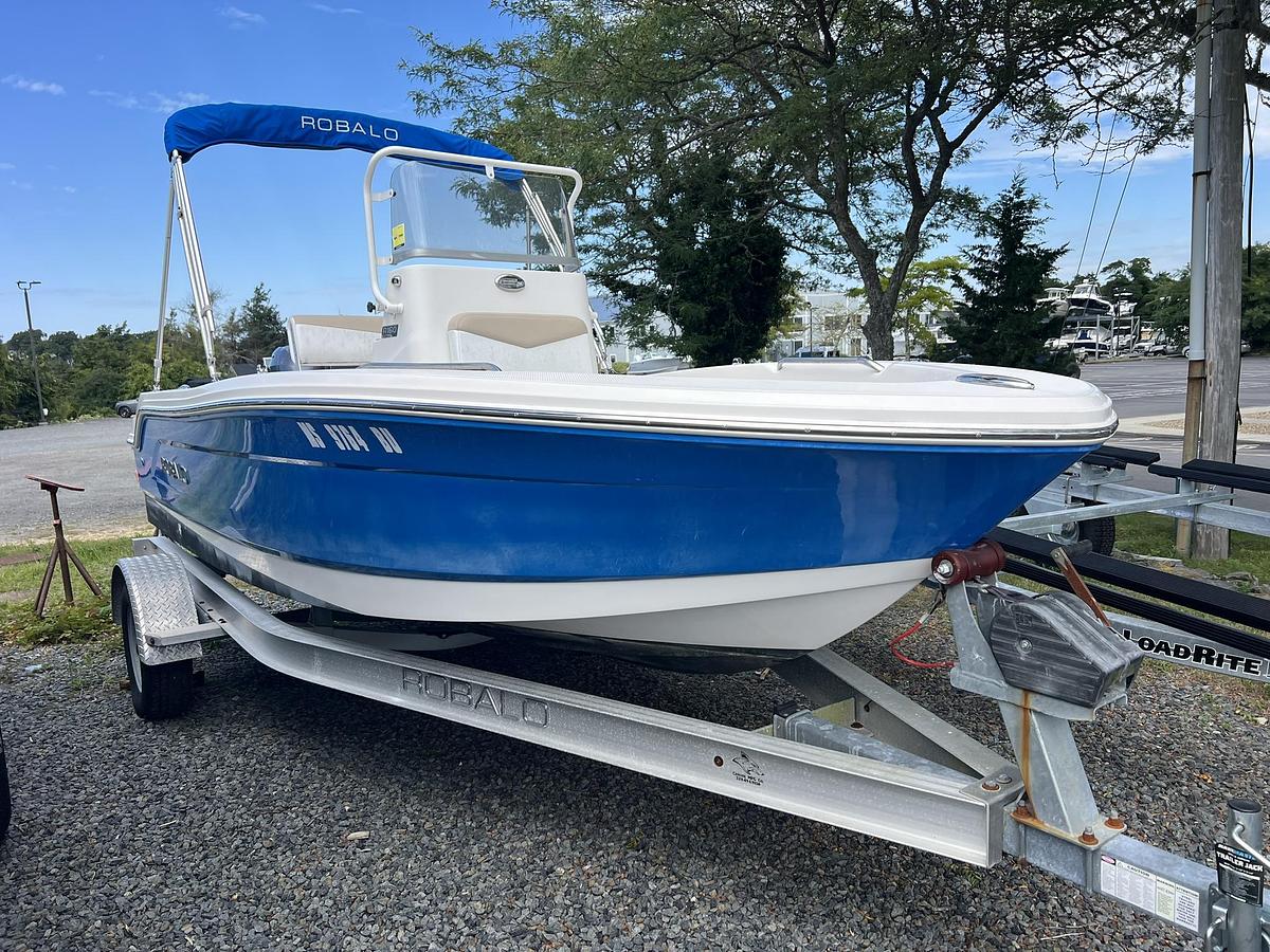 Used 2018 Robalo R160 CC