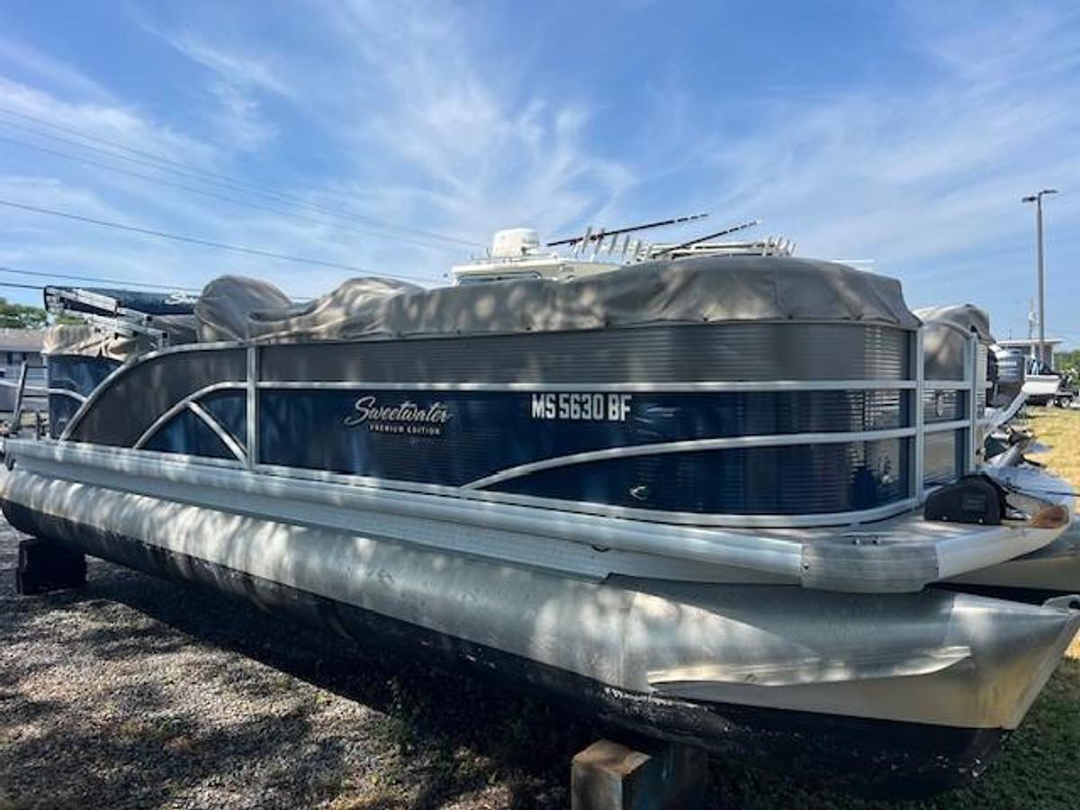 Used 2016 Godfrey Sweetwater premiere 24.2