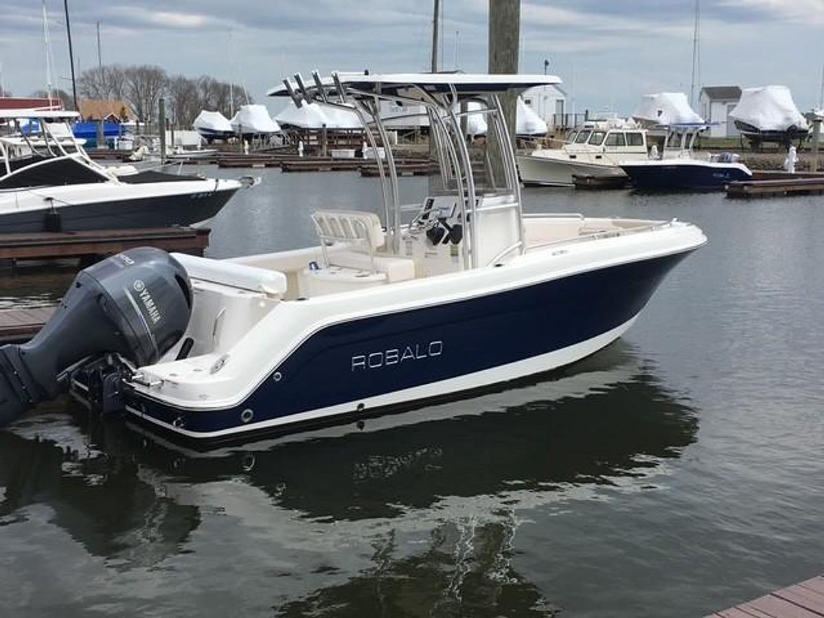 Used 2017 Robalo 222