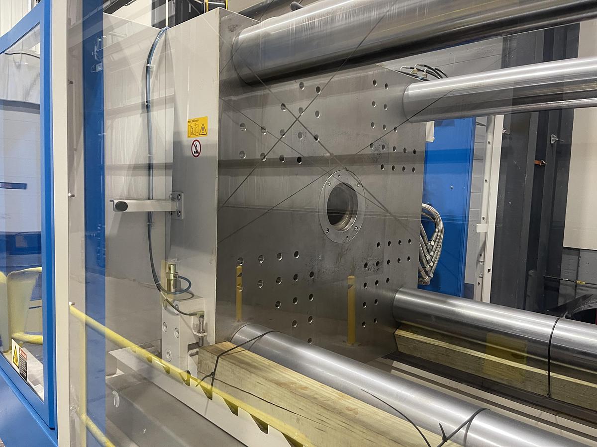 Used 330 Ton, 13.6 Oz. Krauss Maffei Injection Molding Machine (2016)