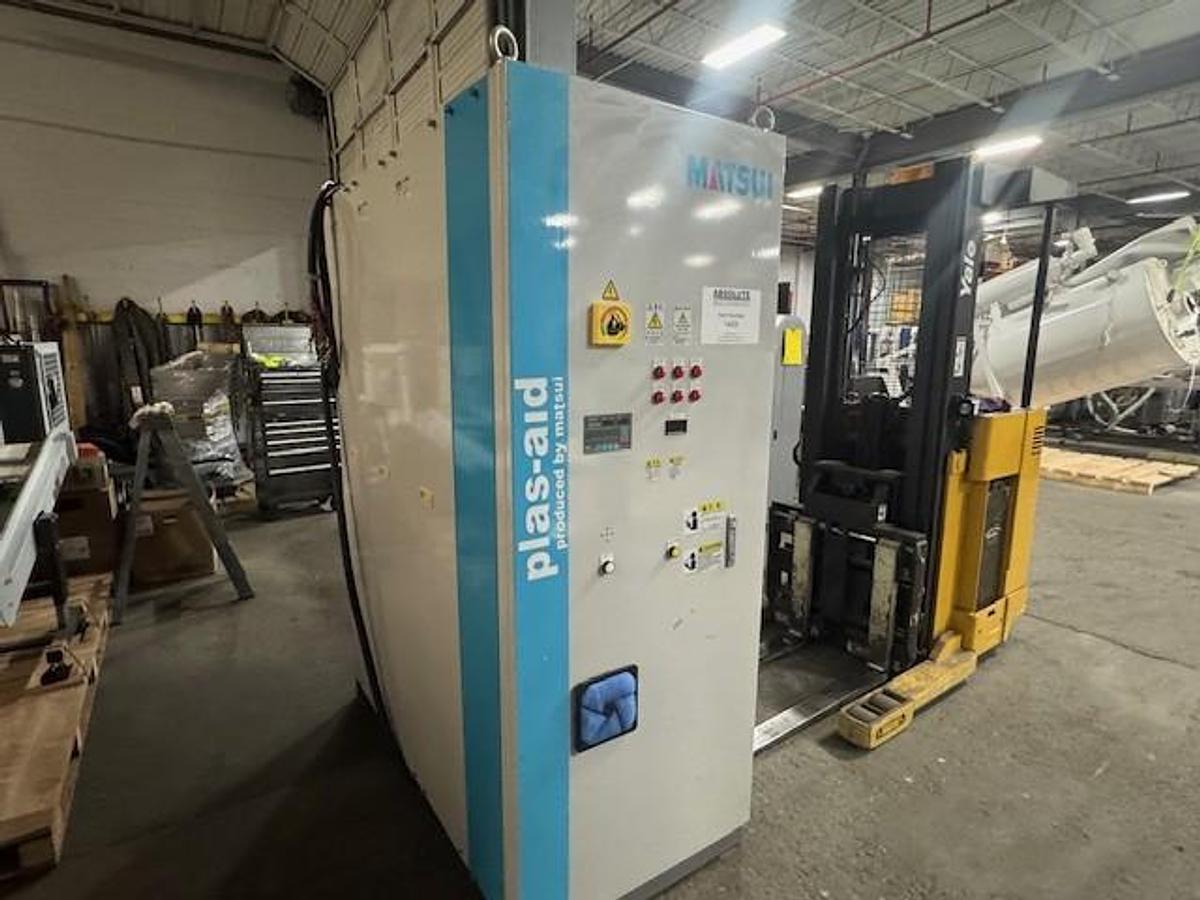 Used Matsui DMZ Series Material 412 cfm Dryer with Hopper (2006)