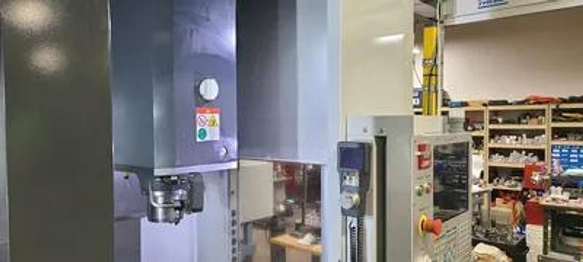 Used NOT READY - HAAS UMC-750 With FANUC M-20i D25 Robot Loading / Unloading system