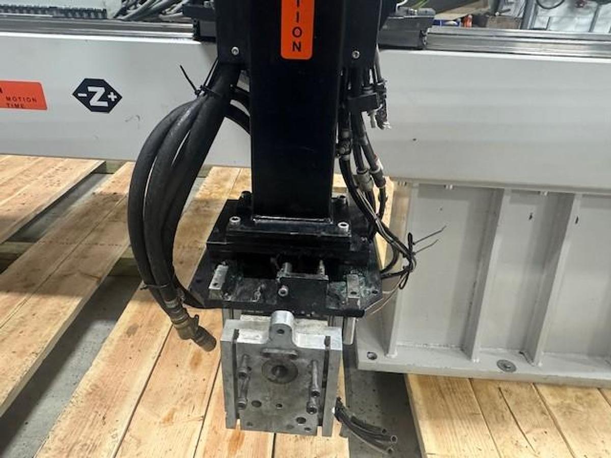 Used Wittmann W753 Robot (2008)