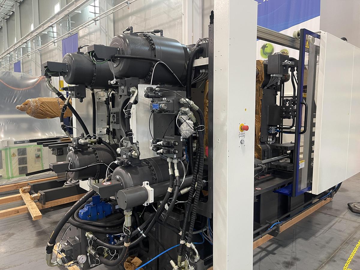 506 Ton, 39.68 oz Haitian JUVSE 4500/2400 Injection Molding Machine