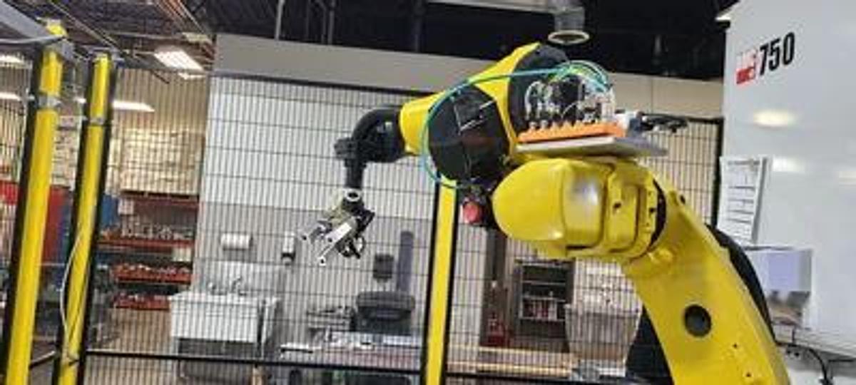 Used NOT READY - HAAS UMC-750 With FANUC M-20i D25 Robot Loading / Unloading system