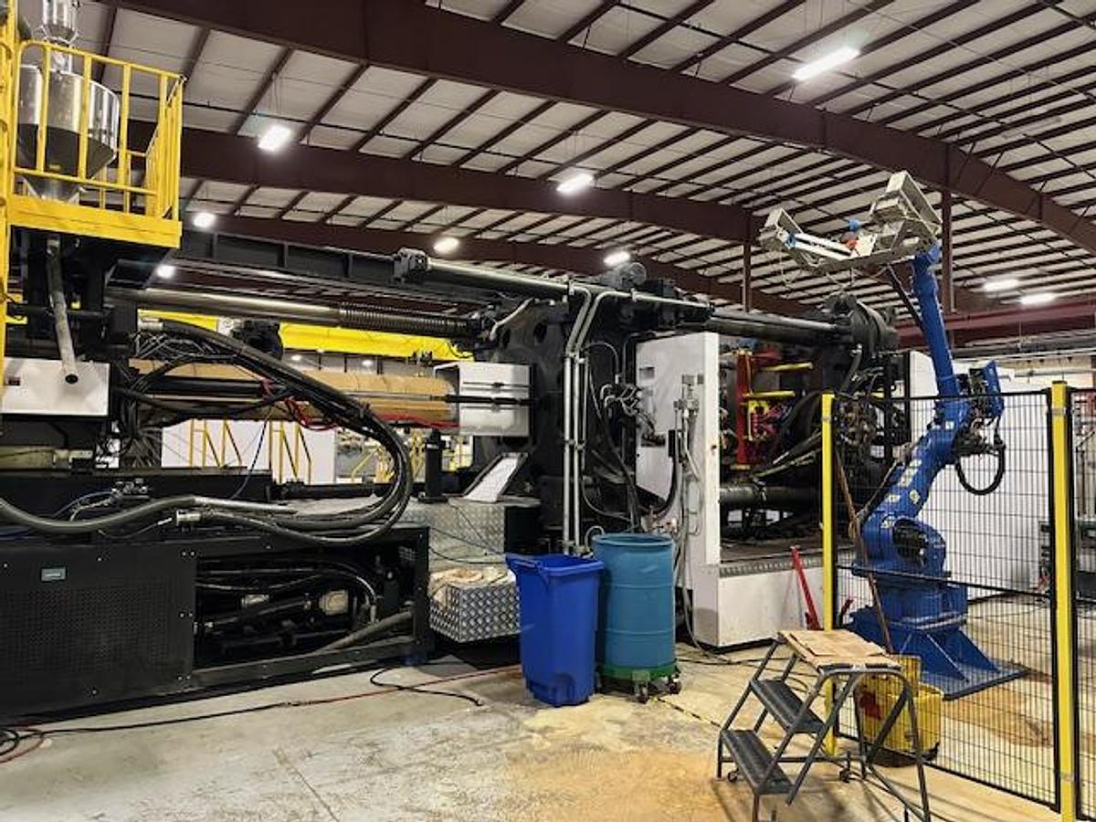 Used 2,200 Ton 533 oz Borche BU3300-V Injection Molding Machine with Yaskawa Robot (2024)