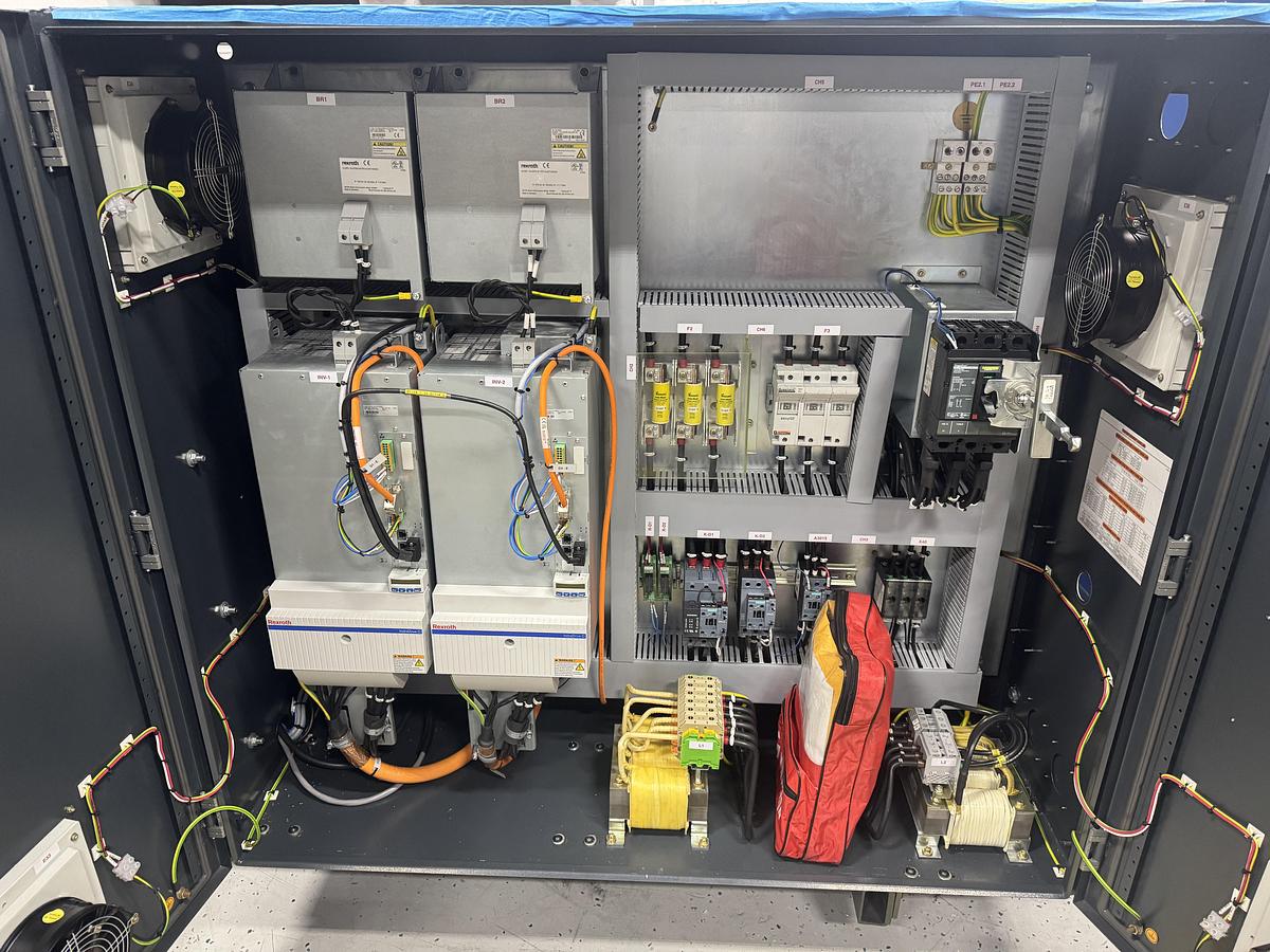 Used 315 Ton, 26 Oz., Q-Series Milacron Injection Molding Machine (2024)