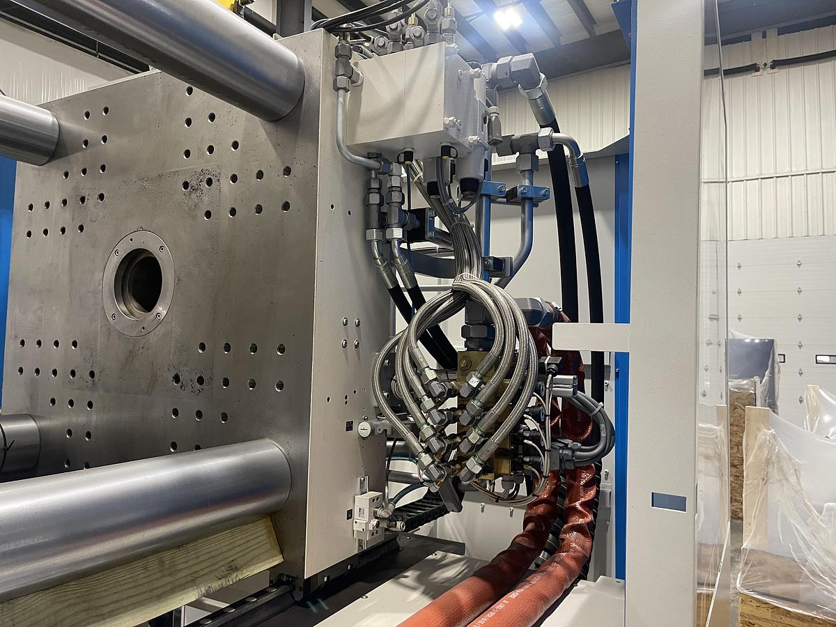 Used 330 Ton, 13.6 Oz. Krauss Maffei Injection Molding Machine (2016)