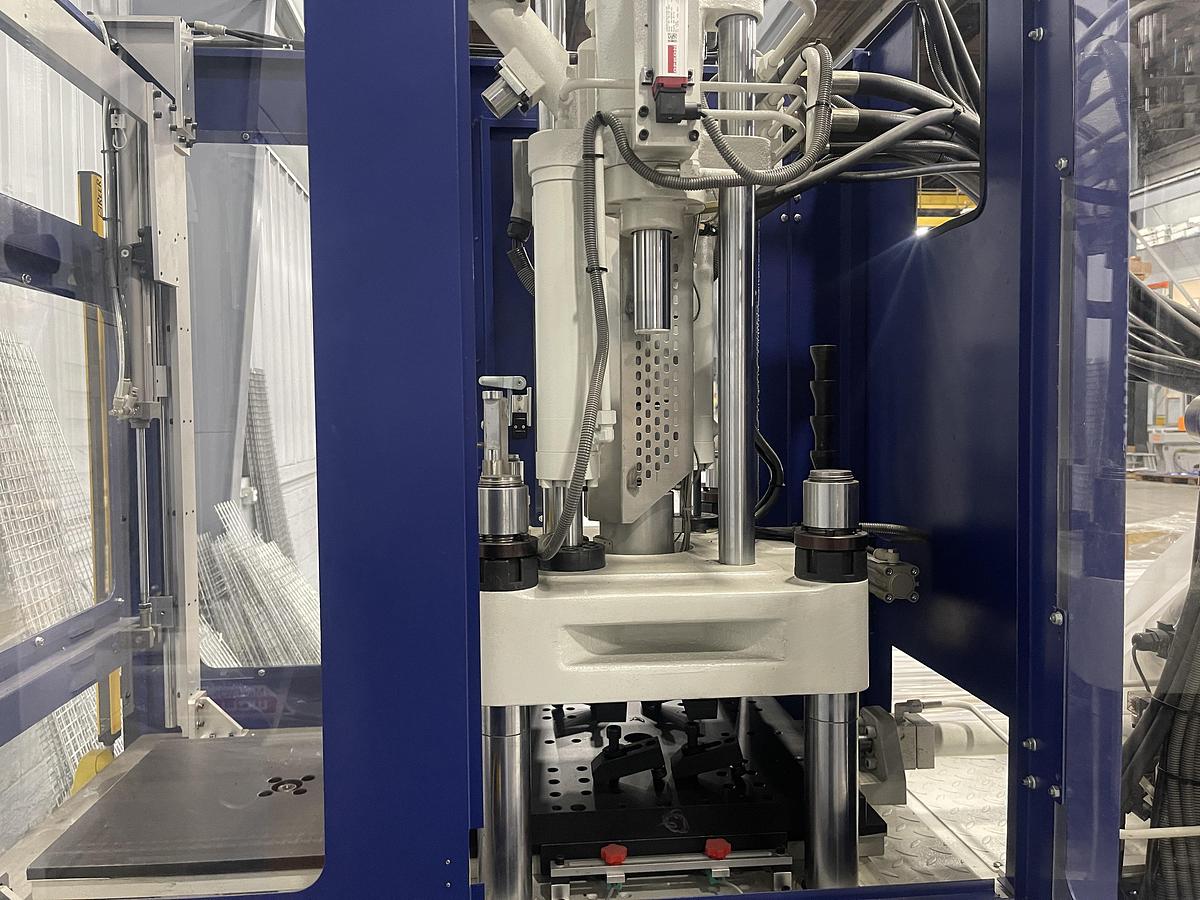 67 Tons, 5.1 Oz., TAYU Shuttle Table Vertical Injection Molding Machine (2022)