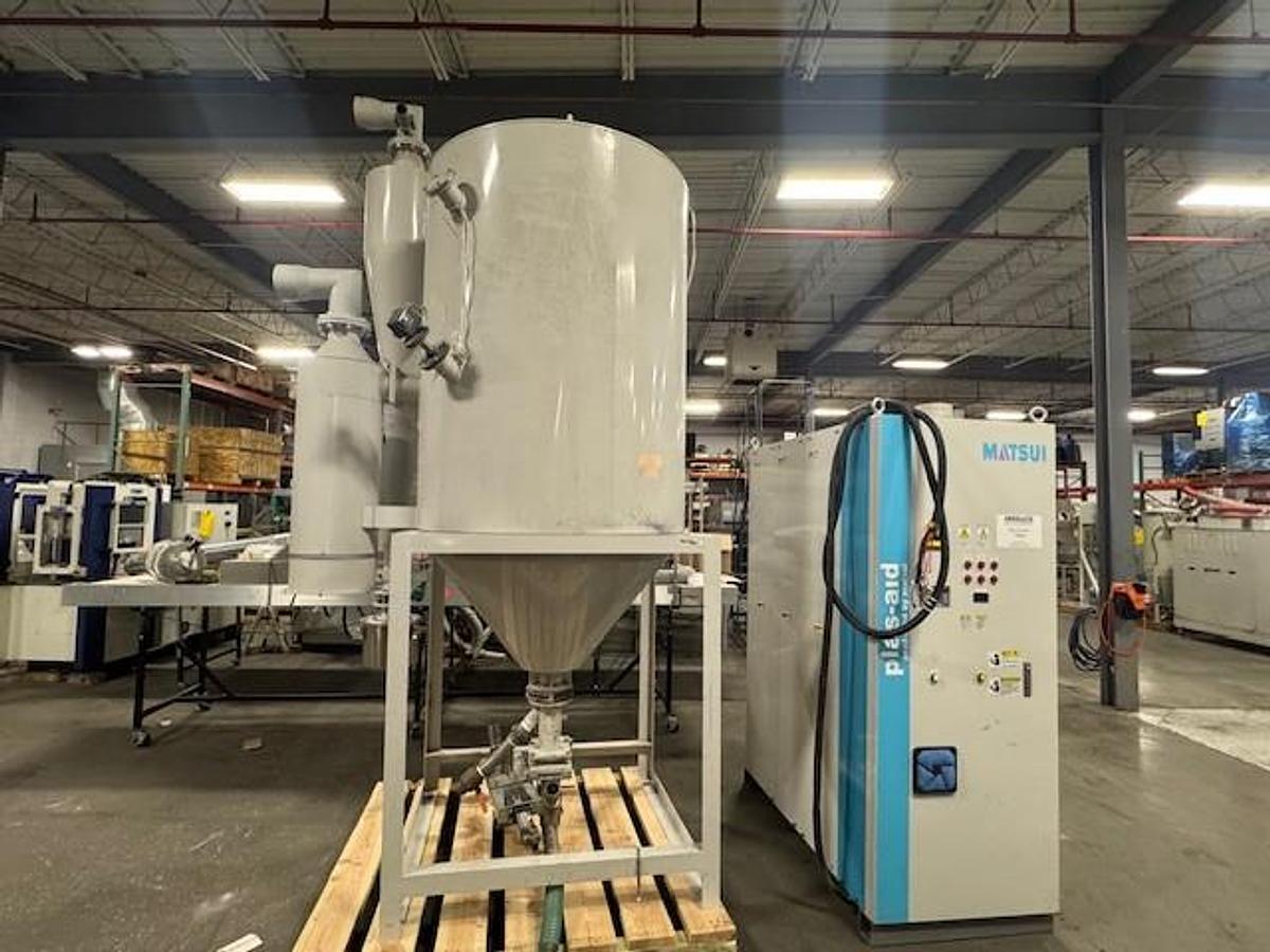 Used Matsui DMZ Series Material 412 cfm Dryer with Hopper (2006)