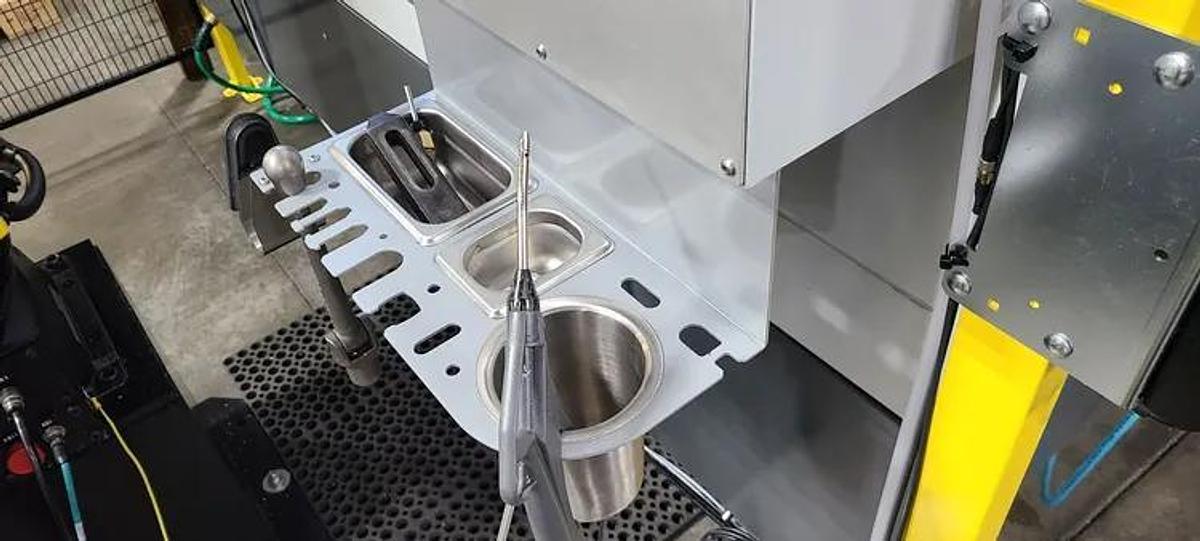 Used NOT READY - HAAS UMC-750 With FANUC M-20i D25 Robot Loading / Unloading system