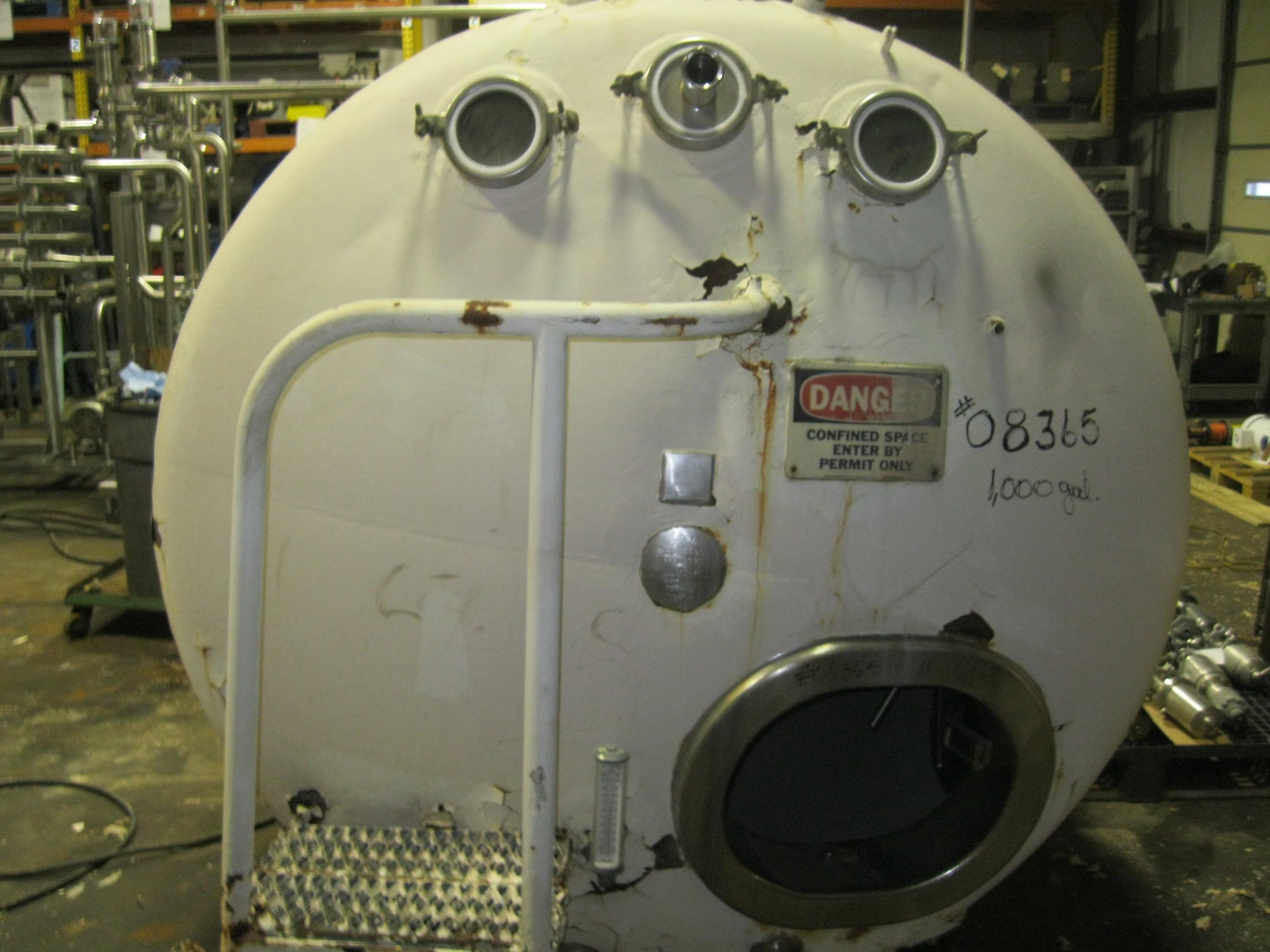 Usado 1000 GALLON HORIZONTAL BULK TANK WITH AGITATION AND JACKET