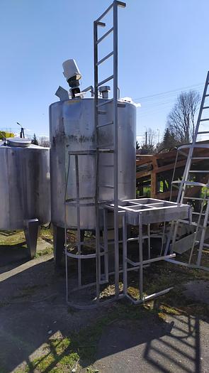 Used Drabina nierdzewna z klatką zabezpieczającą i podestem