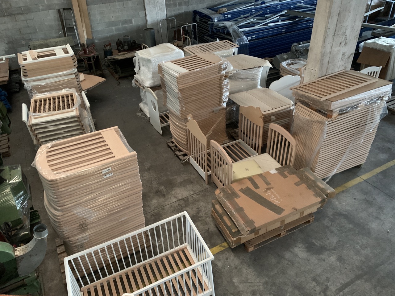 Usato Magazzino completo di una fabbrica di produzione lettini di alta qualità