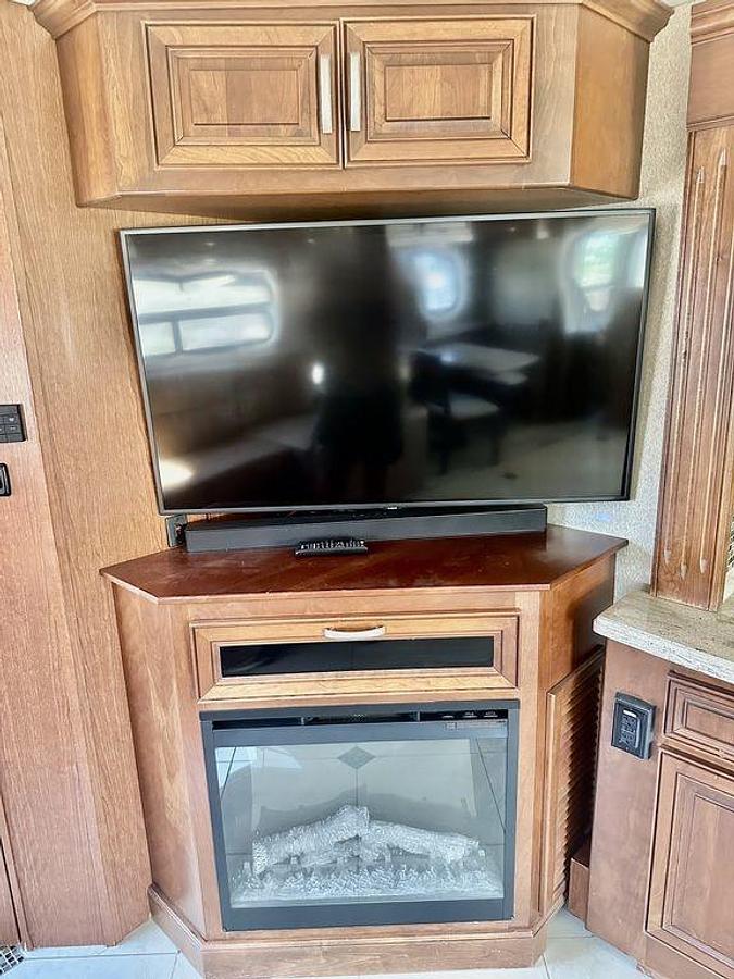 Used 2015 Forest River, Inc. Berkshire XL Cummins ISB-XT 360HP Engine 40QL