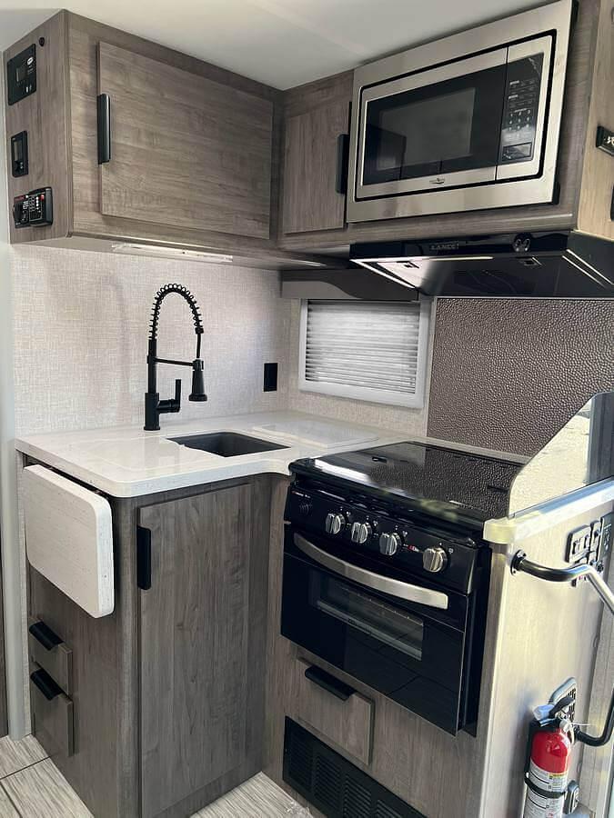 Lance 1172 Truck Camper