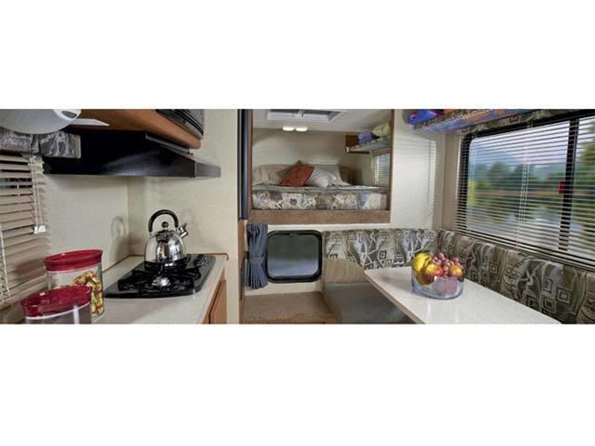 2009 Lance Camper Manufacturing Short Bed 825
