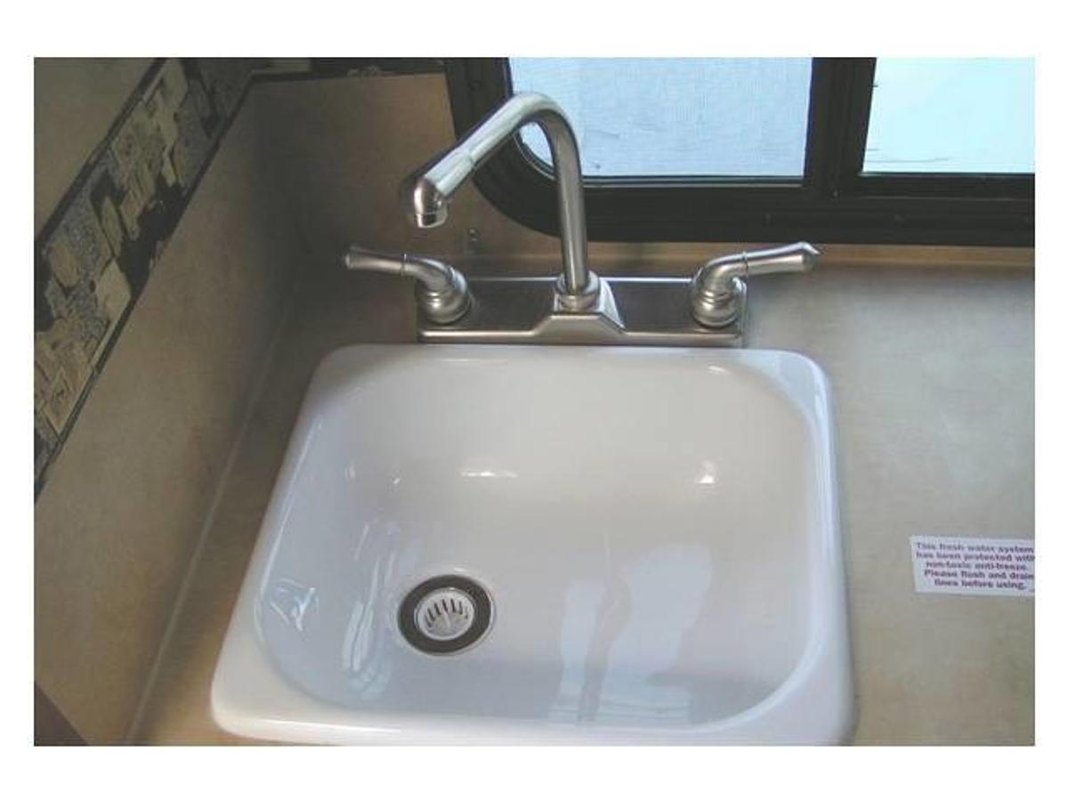 2010 Lance Camper Manufacturing Truck Camper - Short Bed 861