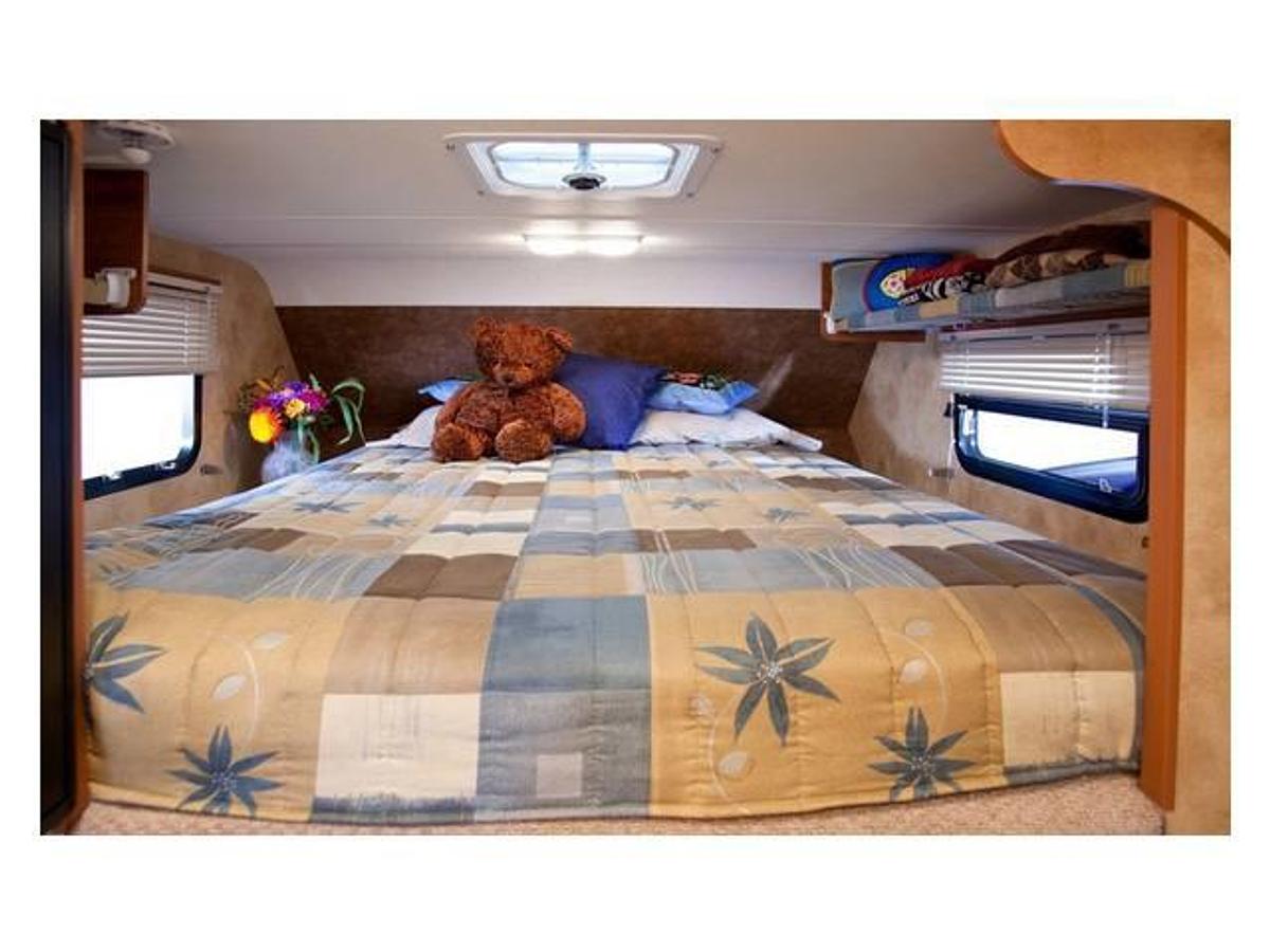 2010 Lance Camper Manufacturing Truck Camper - Short Bed 830