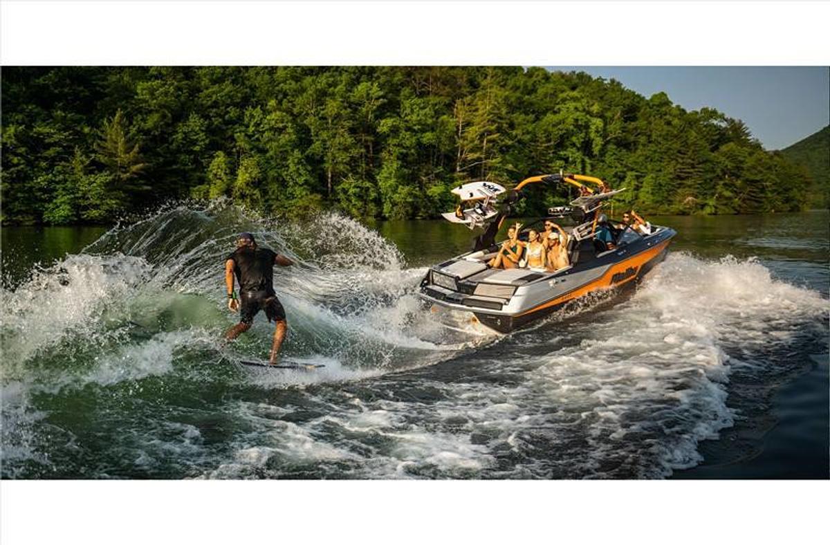 2024 Malibu Boats M220