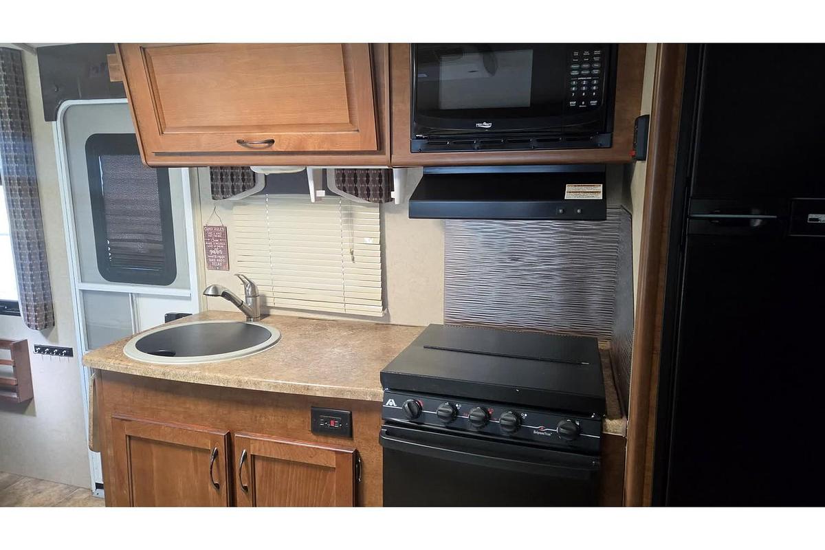 Used 2017 Lance 1985