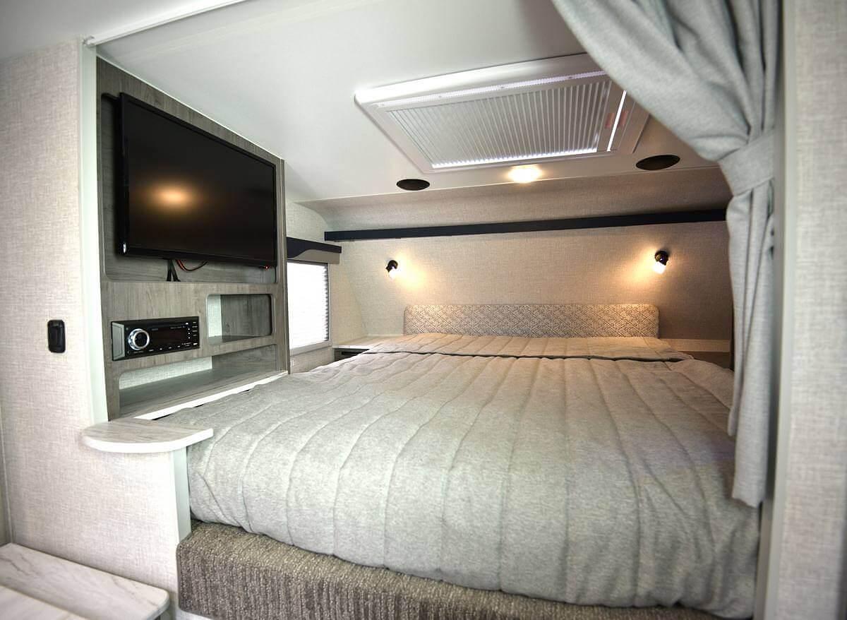 Lance 1062 Truck Camper