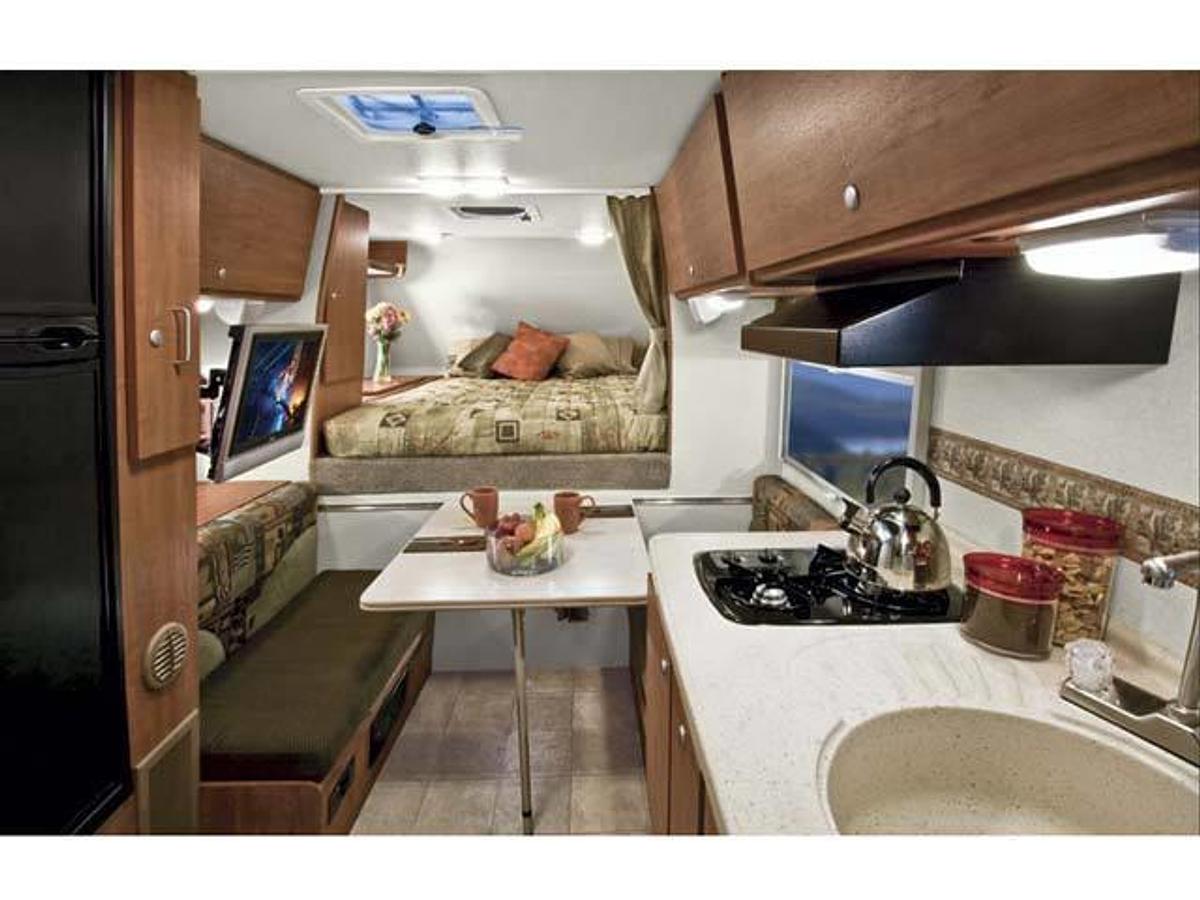 2009 Lance Camper Manufacturing Short Bed 830
