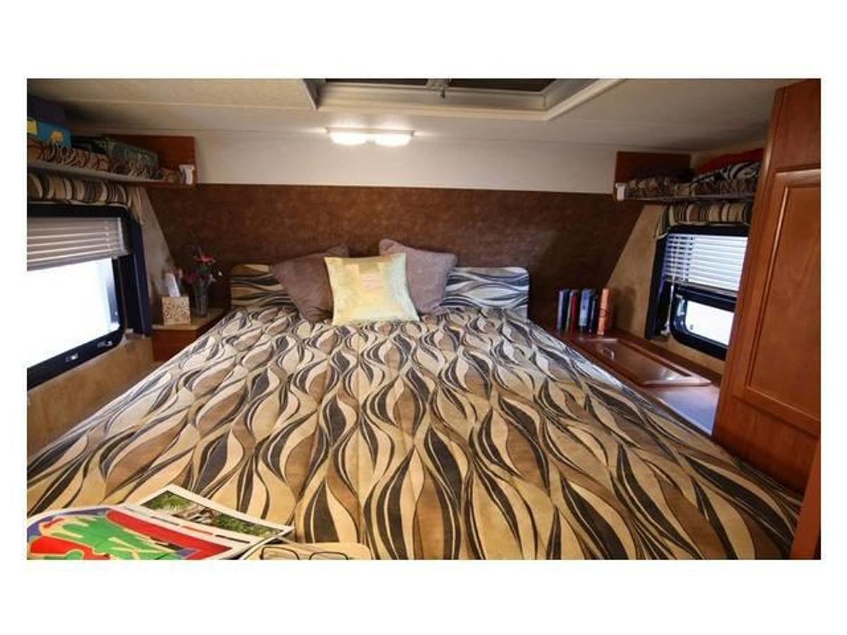 2010 Lance Camper Manufacturing Truck Camper - Long Bed 950