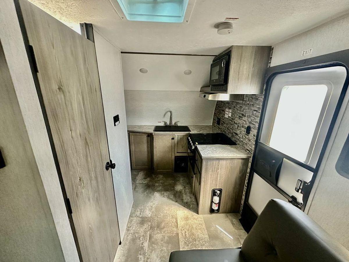 Used 2023 Sunset Park RV Sun-Lite 21TH